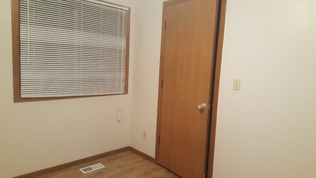 Building Photo - 858 Woodgate Dr