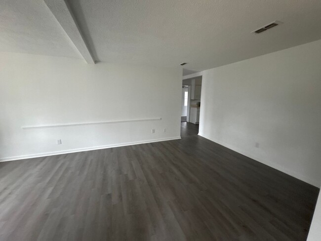 Foto del edificio - Now available for rent! Just off Washingto...