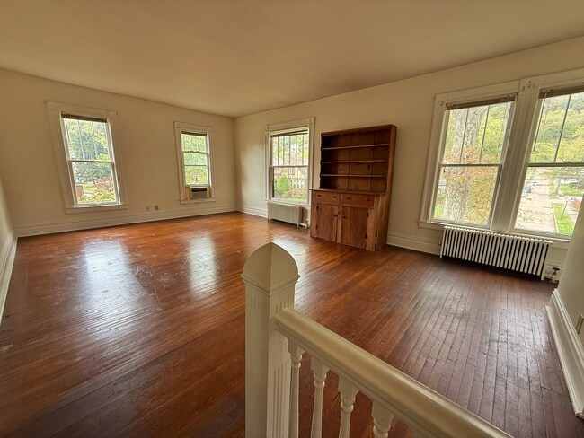 Building Photo - 165 Edgwood St