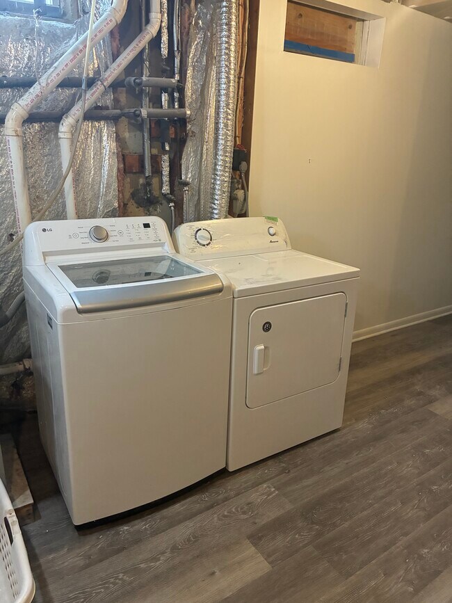 Laundry facilities - 14433 Twig Rd