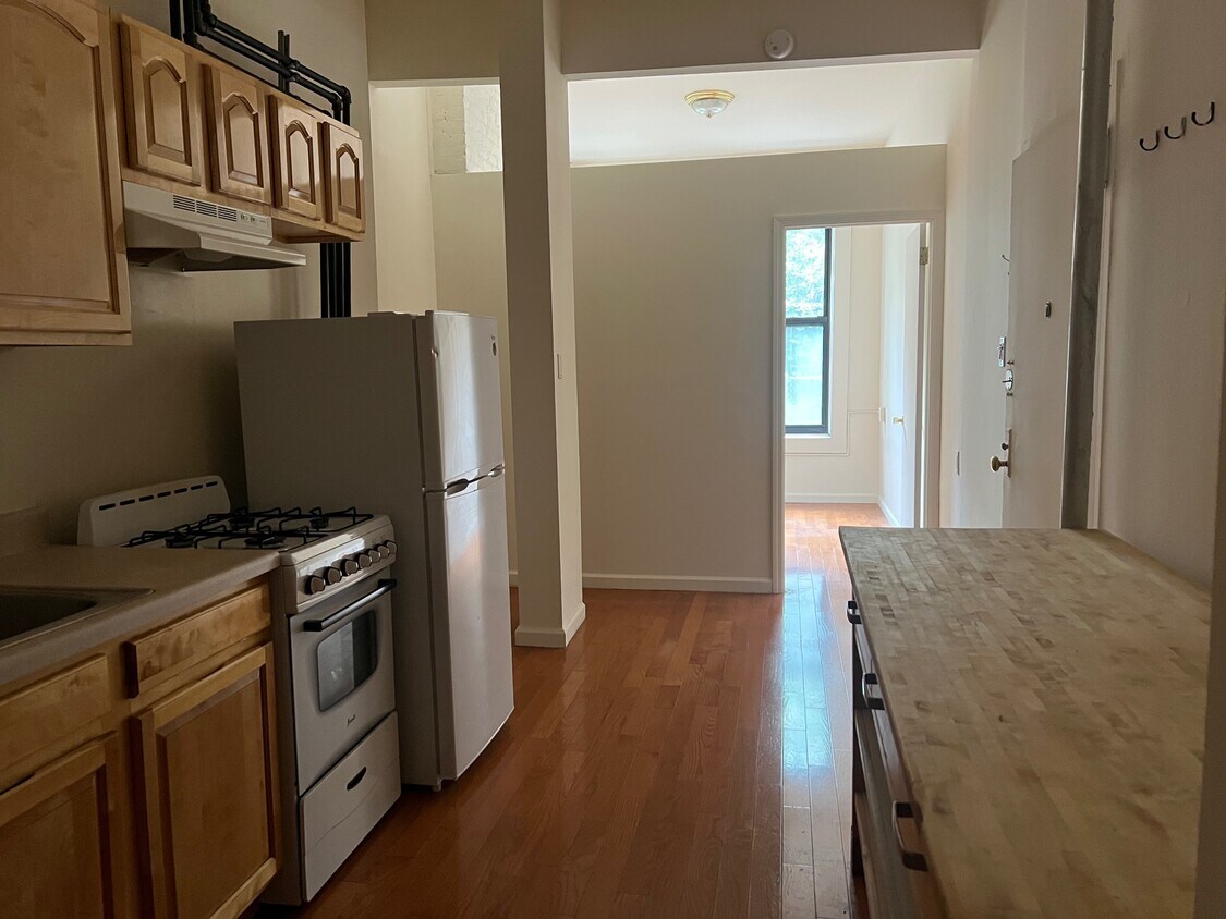 Foto principal - 344 E 9th St