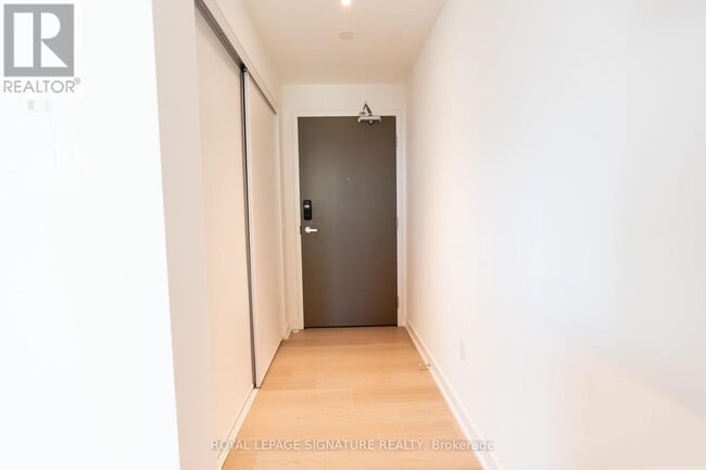 Building Photo - 448 Burnhamthorpe Rd W