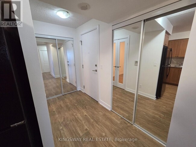 Building Photo - 330 Burnhamthorpe Rd W