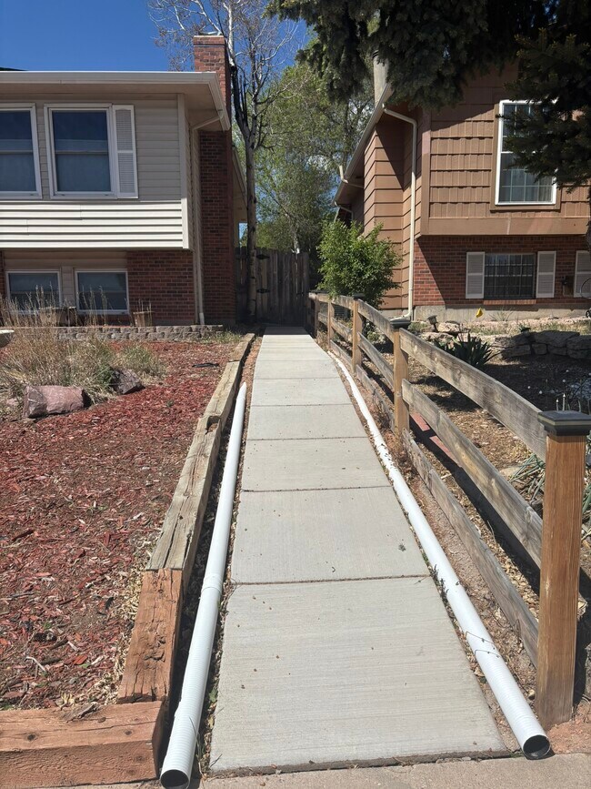 Sendero privado y entrada - 5170 Saddle Dr