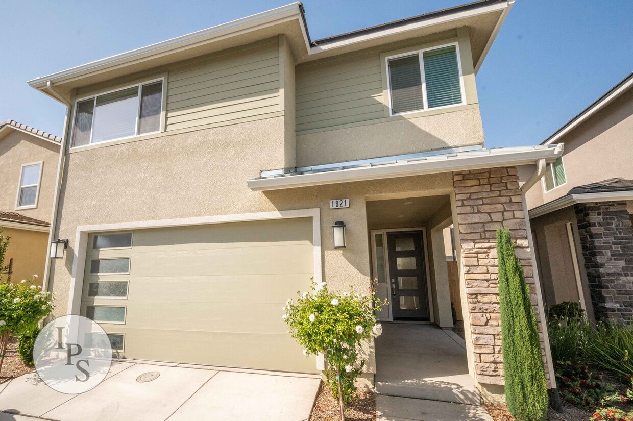 Foto principal - Newly Built Clovis 2-Story Home, 3BR + Den...