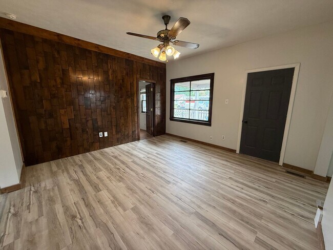 Foto del edificio - **Move in Ready** 3 bedroom close to downtown!