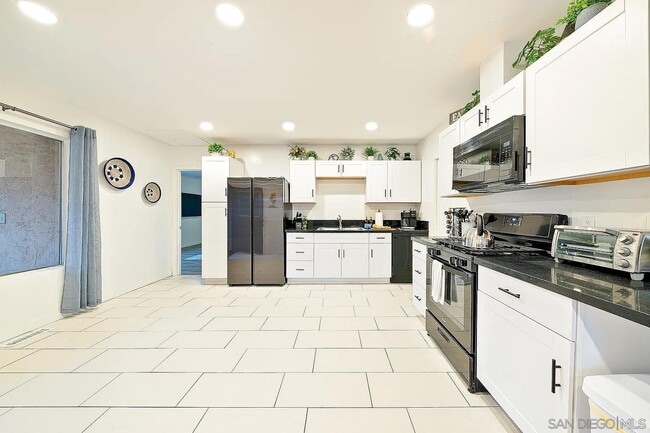 Building Photo - 965 Rosecrans St