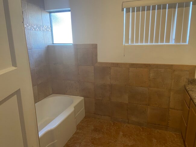 Guest bath - 428 N Treat Ave