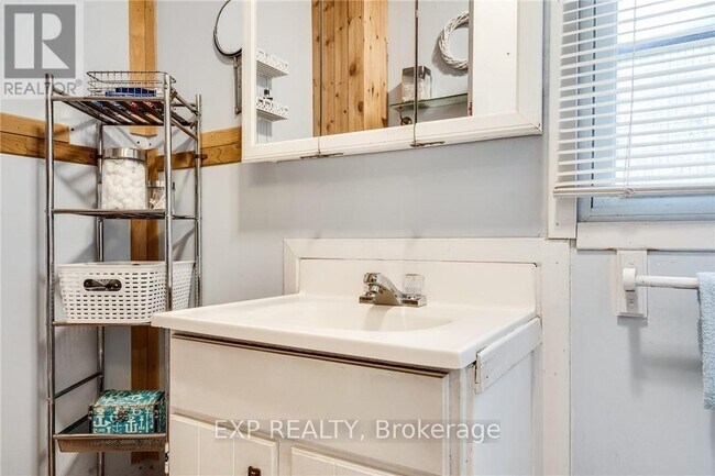 Building Photo - 16 Victoria Ave