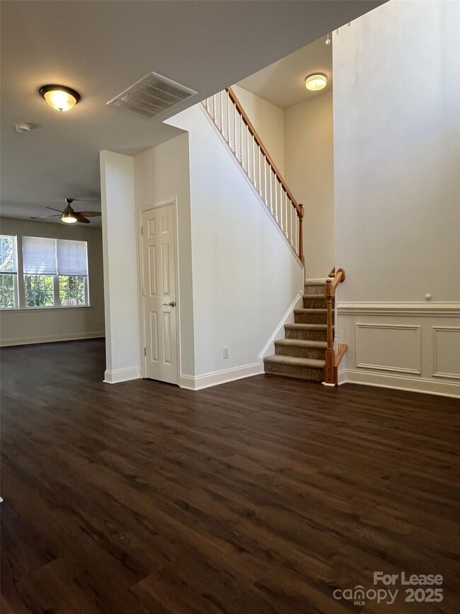 Foto del edificio - 6304 Falls Lake Dr