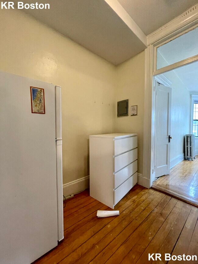 Building Photo - 142 Hemenway St