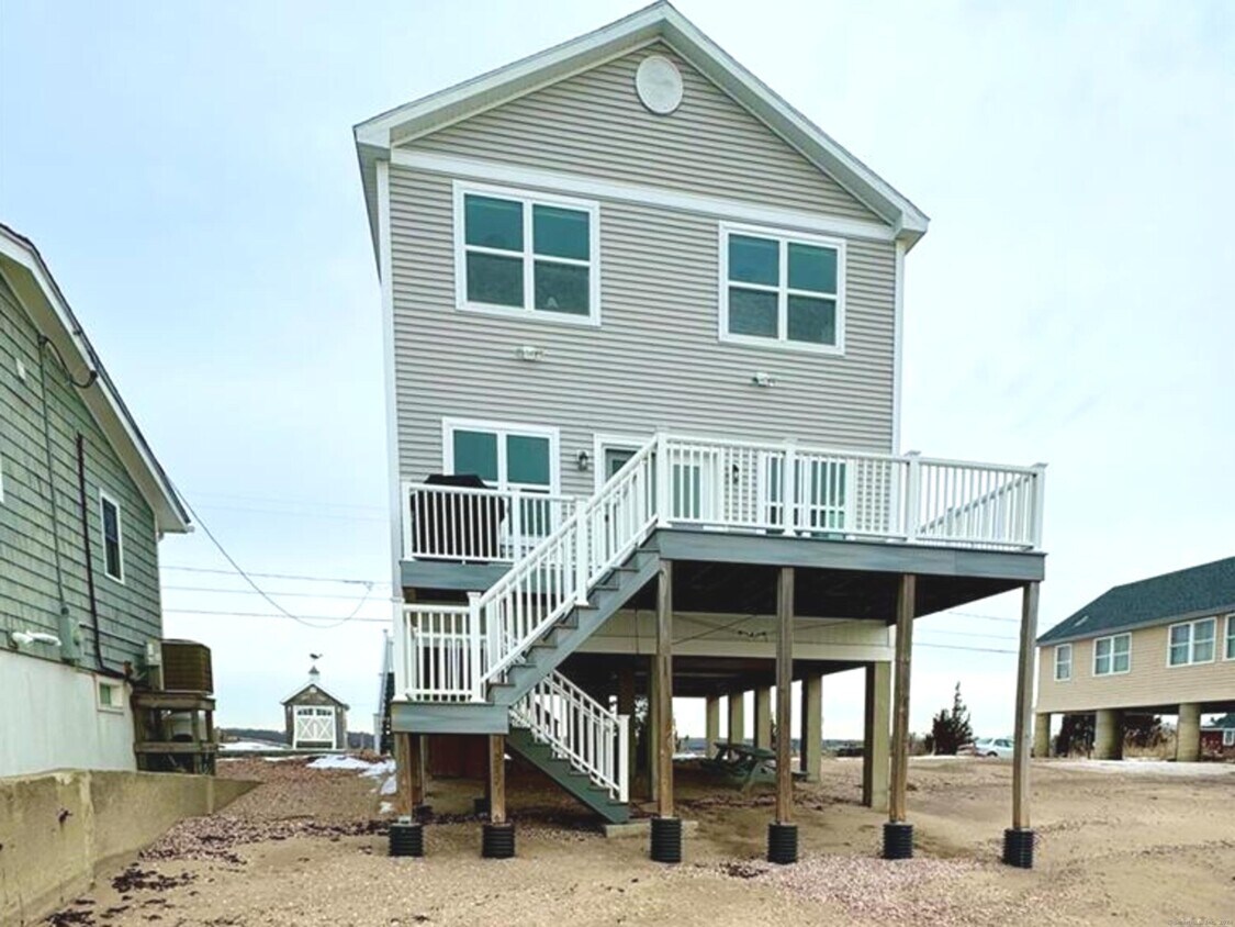 Primary Photo - 39 Circle Beach Rd