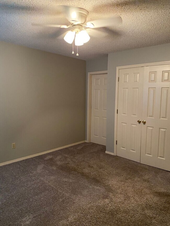 Building Photo - 403 Valley Drive