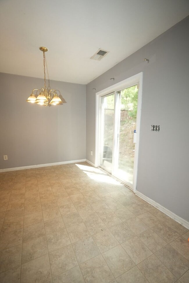 Foto del edificio - Freshly renovated 3BR 2.5 BA Home w/ Garage Parking Near Uptown Charlotte !