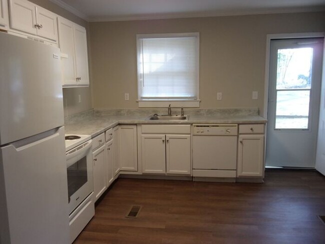 Building Photo - Renovated 2 Bedroom 1 1/2 Bath Townhome - ...