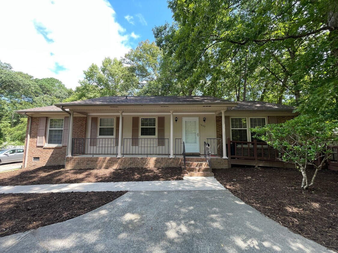 Foto principal - Spacious 3br house with fenced back yard, ...