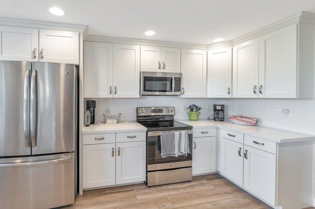 Building Photo - Immaculate Condominium with Luxury Features