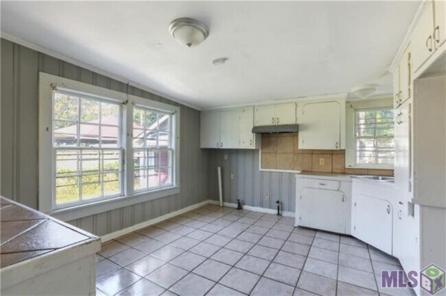 Building Photo - 5921 Byron Ave