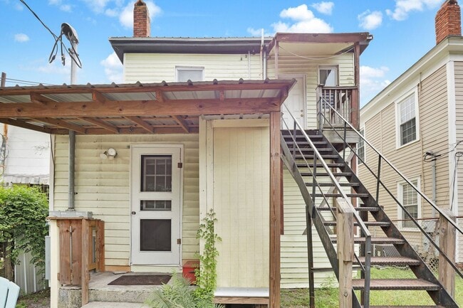 Building Photo - ANNUAL Furnished 2/1 rental in Downtown Sa...