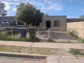 Building Photo - 209 W Finedale St