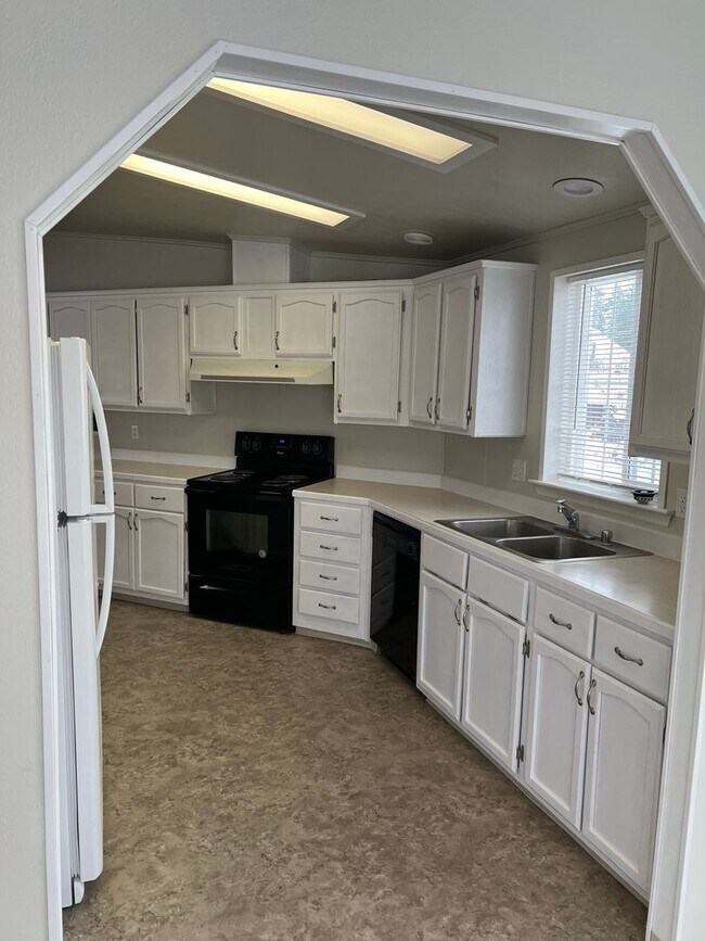 Building Photo - Lovely 3 bedroom home on property