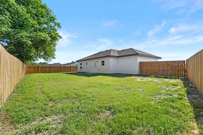 Foto del edificio - BRAND NEW 3BD/2BTH/1GAR with a big backyar...