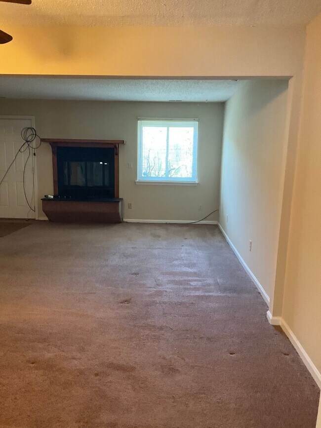 Building Photo - Spacious Townhouse with Private Driveway