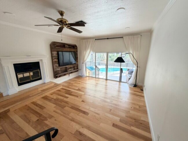 Foto del edificio - 3 Bedroom 2 Bath with lawn and pool included