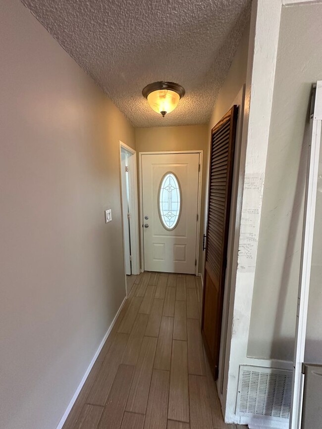 Building Photo - Centrally Located 3 Bedroom, 1.5 La Mesa H...