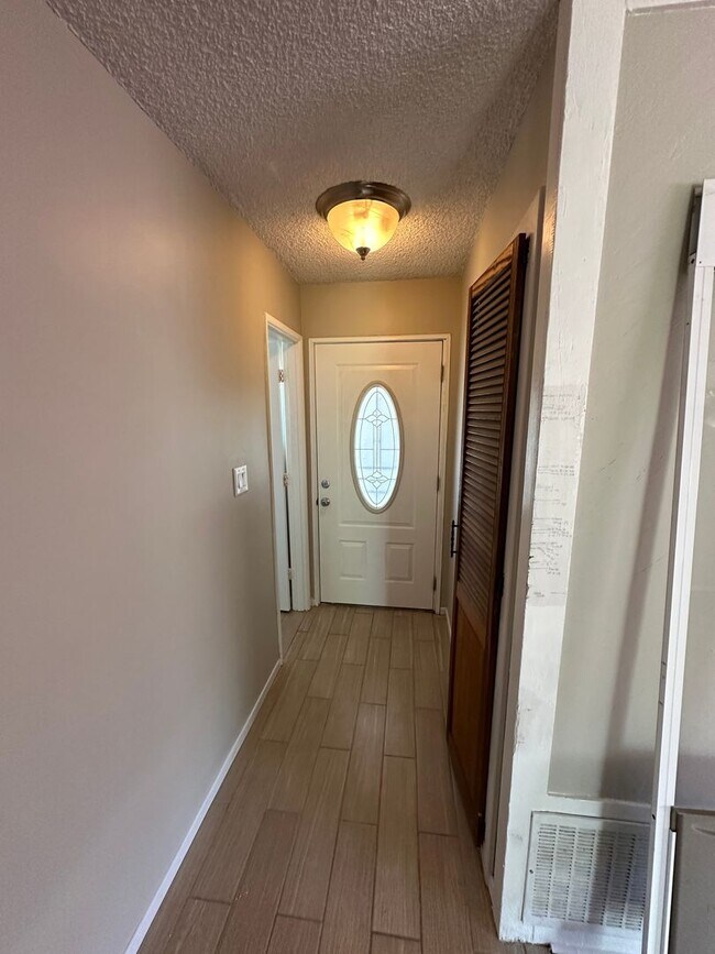 Foto del edificio - Centrally Located 3 Bedroom, 1.5 La Mesa H...