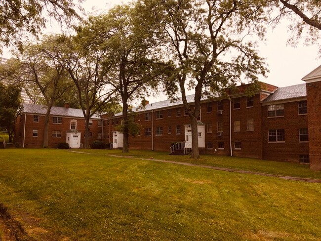 Building Photo - 1868 Forest Hills Blvd