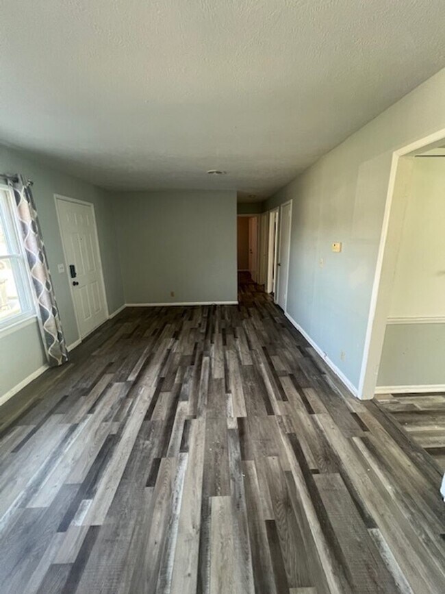 Building Photo - Spacious 4 Bedroom Duplex!!