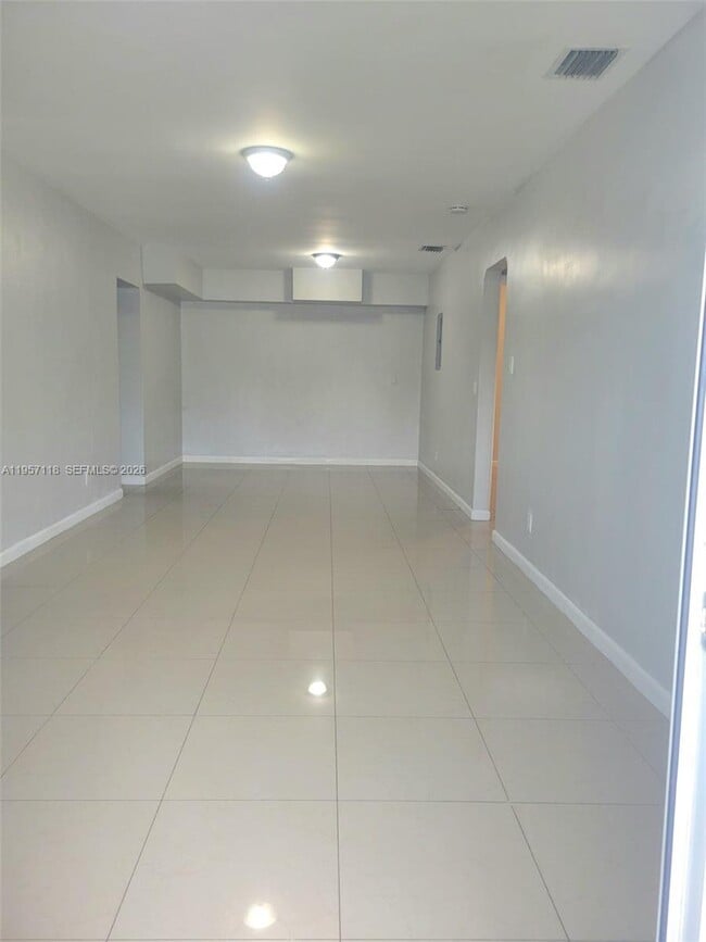 Building Photo - 1155 NE 113th St