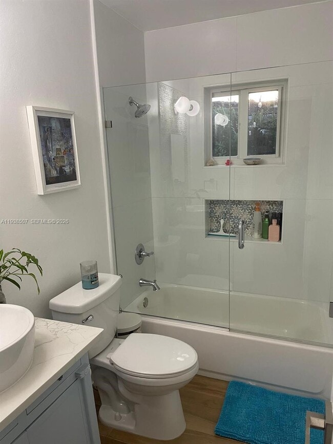 Foto del edificio - 830 NE 70th St