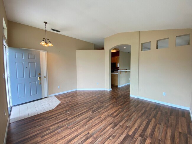 Building Photo - Well Kept Home with 3 Car Garage!