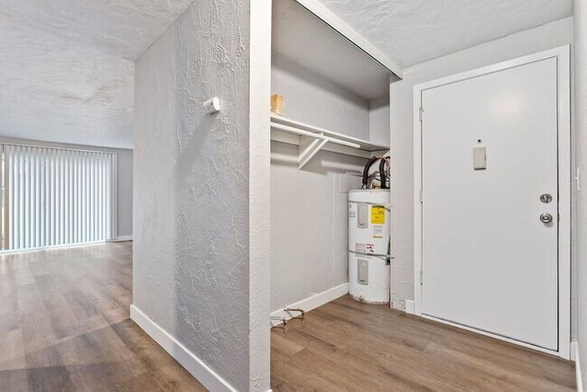 Foto del edificio - MOVE IN SPECIAL 1ST MONTH RENT FREE!! 2 bedroom unit!!