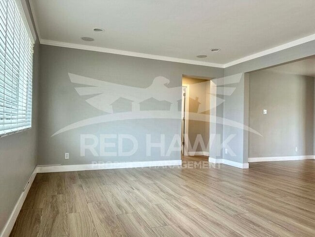 Building Photo - 909 W 17th Pl