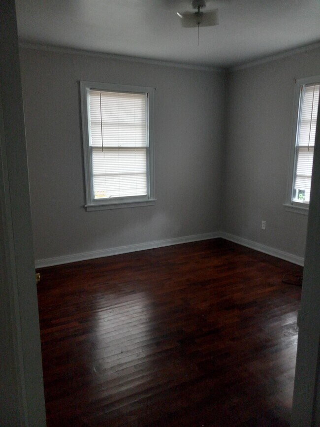 Building Photo - 403 W 35th Ave