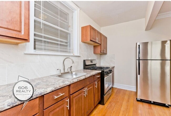 Building Photo - Bright Updated Units on Grove!