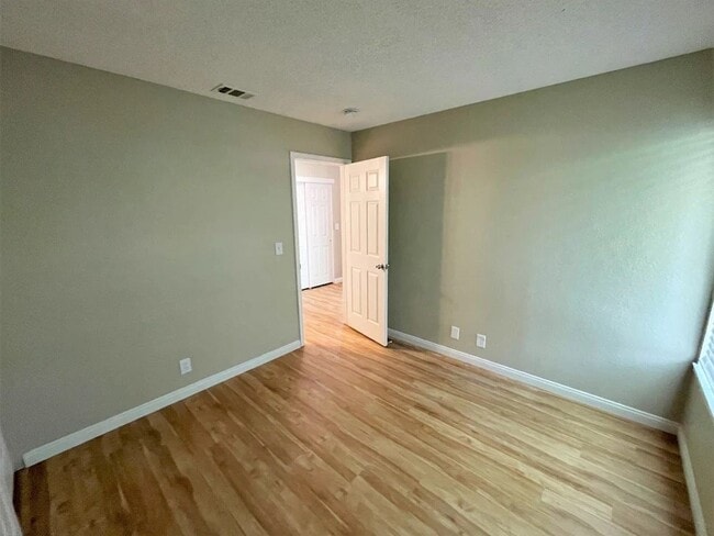 Building Photo - 4886 Birkdale Cir