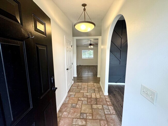 Foto del edificio - Charming 3 Bed, 2 Bath Home in Quiet Cul-de-Sac – Pet Friendly!! RV Parking!