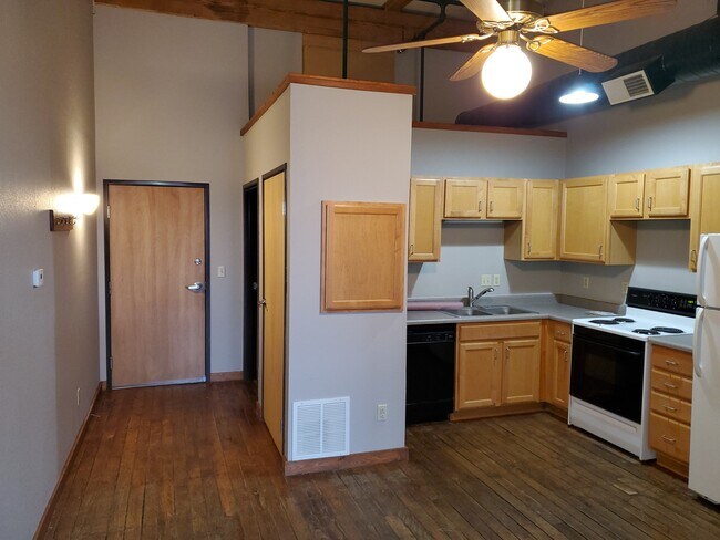 Entry and kitchen - 400 N Main Ave