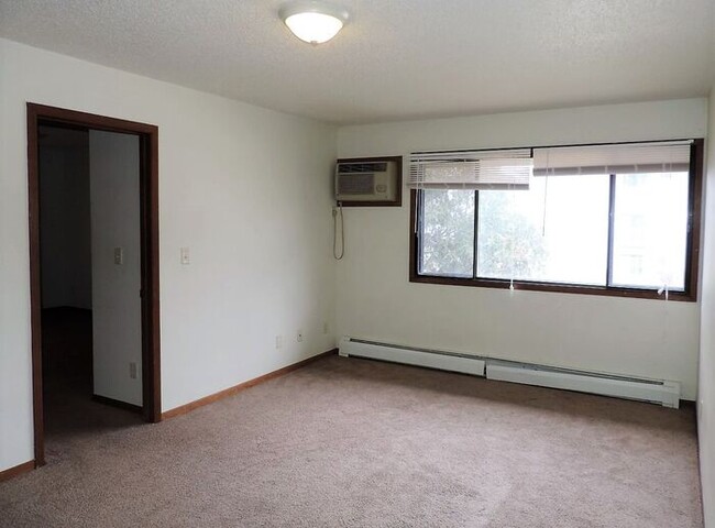 Foto del edificio - $1,195 | 3 Bedroom, 1 Bathroom 2nd Floor A...