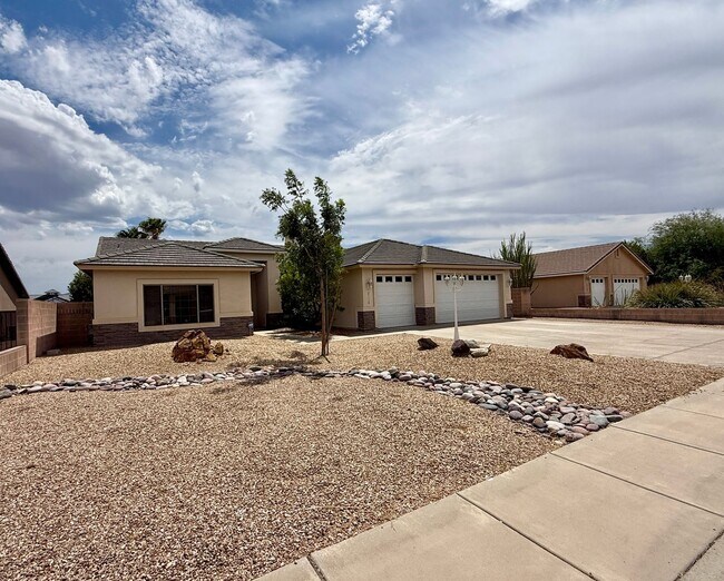 Foto del edificio - 2116 Roy Rogers Way