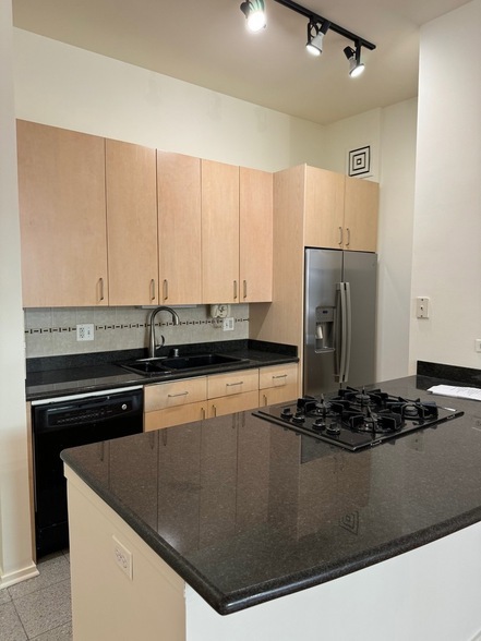 Building Photo - 130 S Canal Street Unit 9H