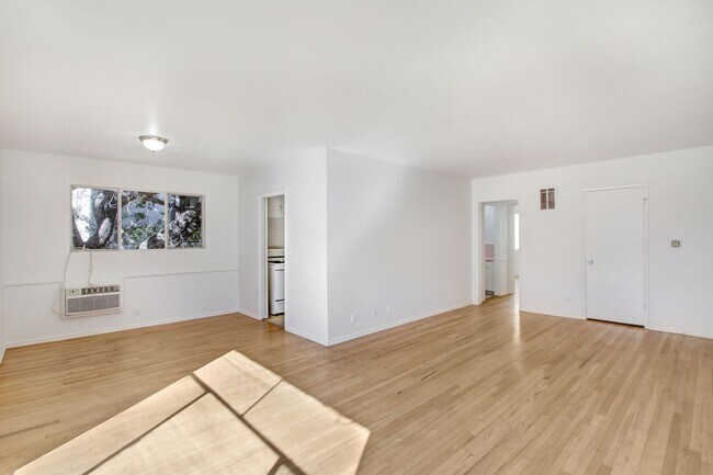 Building Photo - 907 S. Holt Ave - near Olympic and La Cien...