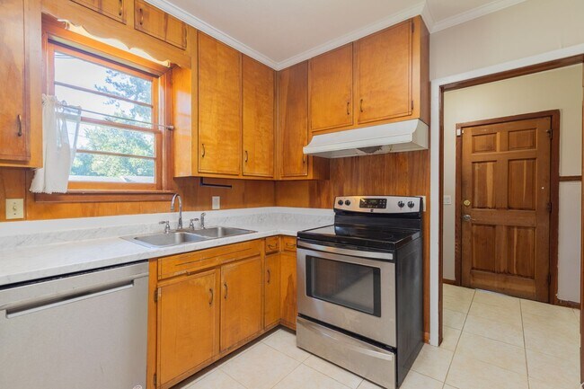 Foto del edificio - 4 bedroom near St. Anne Catholic Church