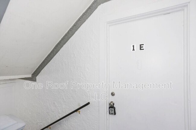 Foto del edificio - 3223-3225 E 8th St.
