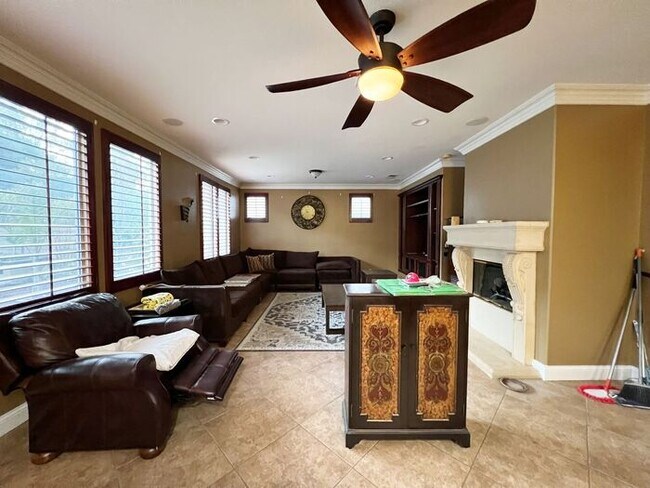 Building Photo - New Listing!