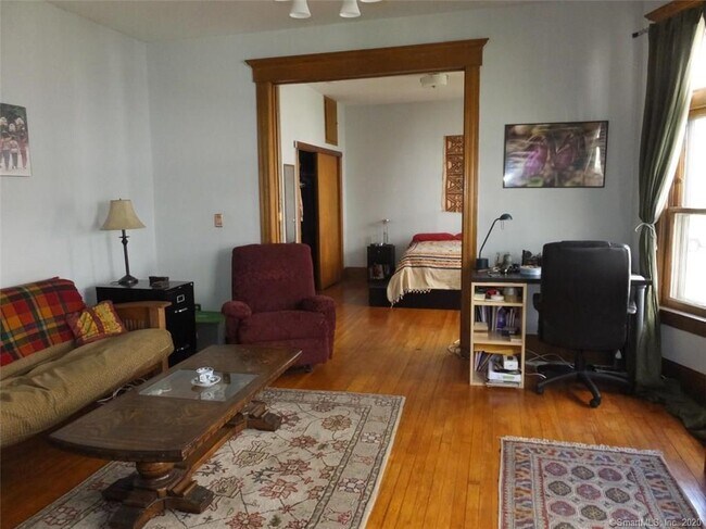 Building Photo - 573 Orange St